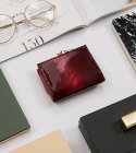 Lakierowany portfel damski z delikatnym wzorem — Lorenti