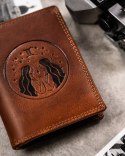 Duży, skórzany portfel męski z wytłoczonym znakiem zodiaku — Peterson