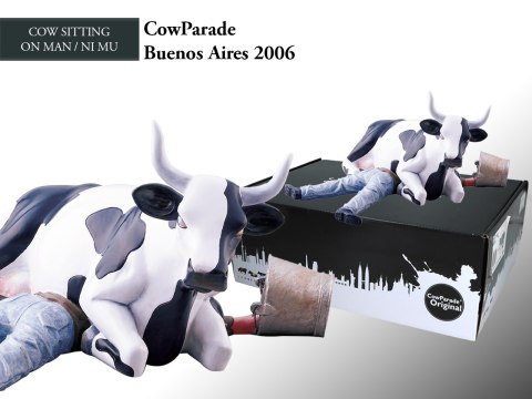 CowParade Buenos Aires 2006, Cow Sitting on Man/ Ni Mu, autor: Gerardo Feldstein.