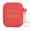 Guess GUA2LSCHSR AirPods housse rouge / rouge Silicone Charm Heart Collection